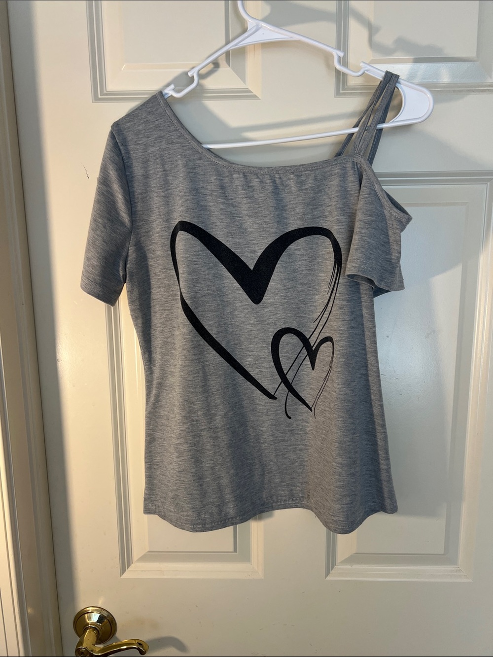 Women’s Gray One-Shoulder Heart Graphic Top